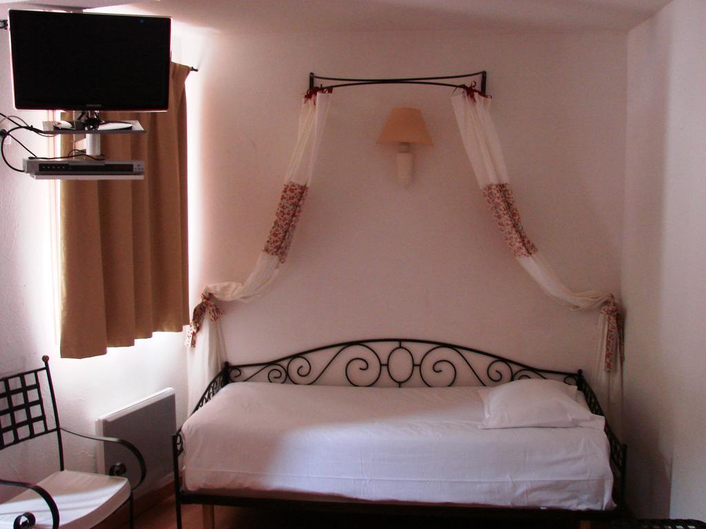 Hotel Restaurant Du Patti Grasse Room photo